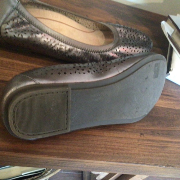 Vionic  Robyn  Perforated Pewter Metallic Leather   Ballet  Flats, Size  6.5 - Picture 3 of 9
